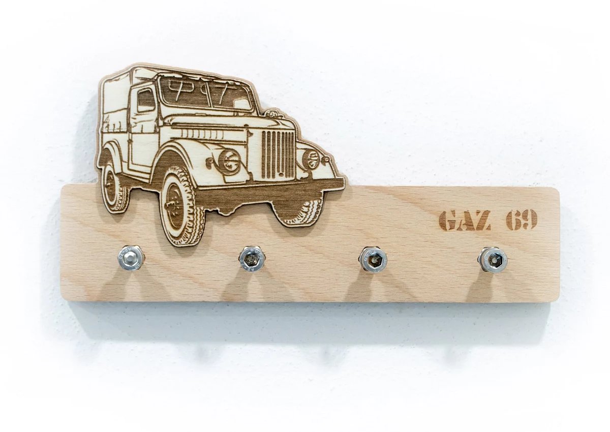 Drevený vešiak na kľúče GAZ 69