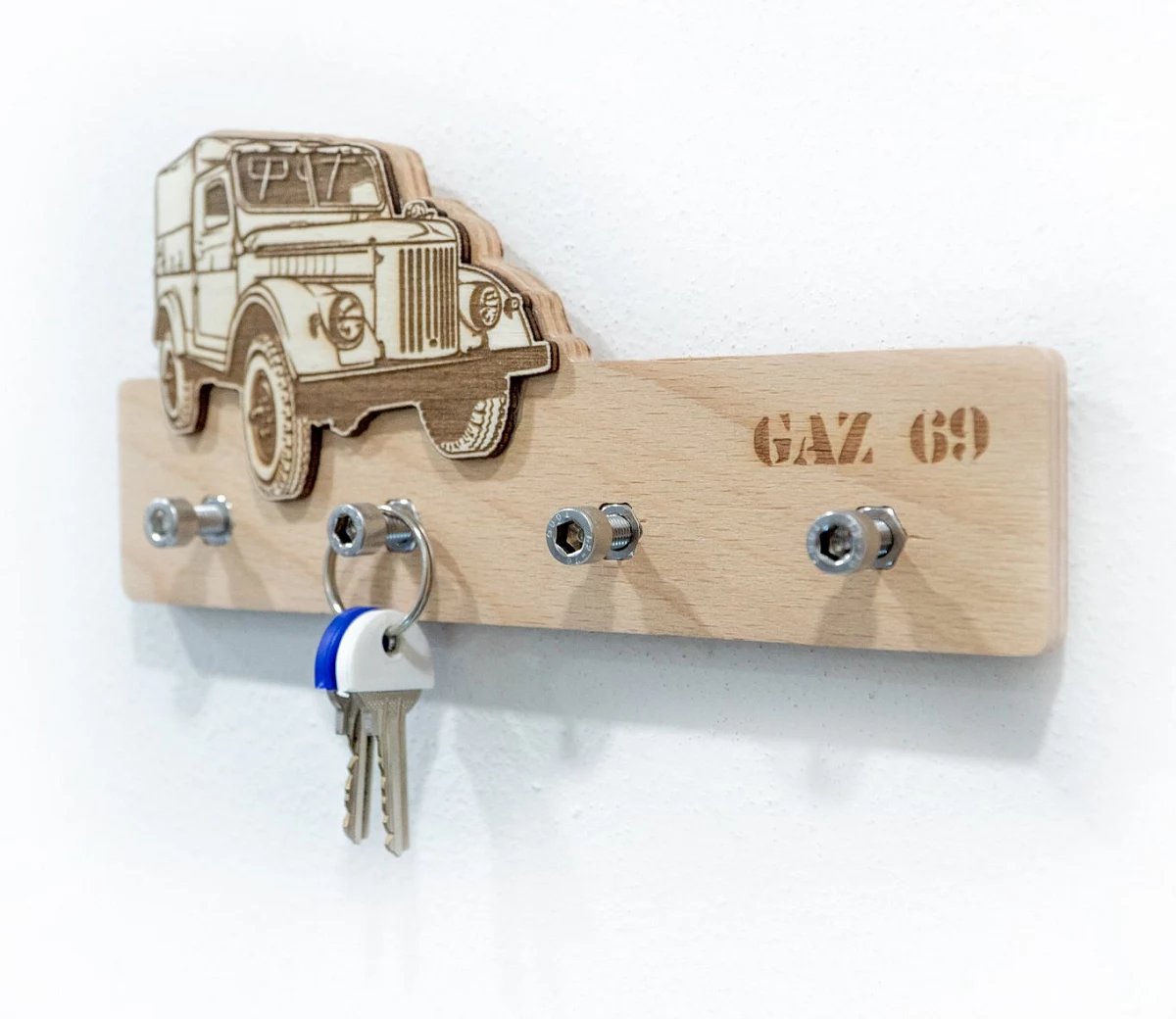 Drevený vešiak na kľúče GAZ 69