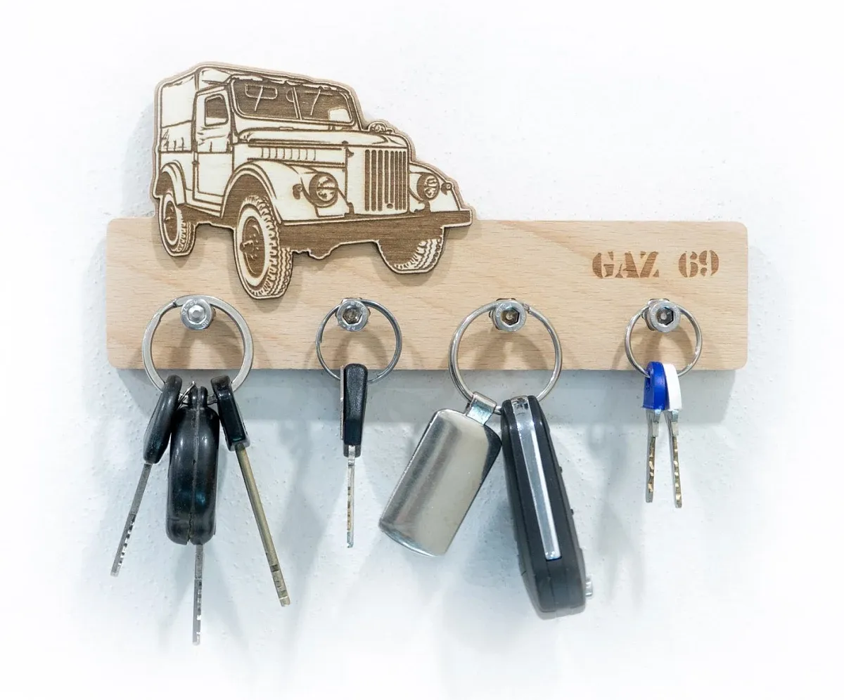 Drevený vešiak na kľúče GAZ 69